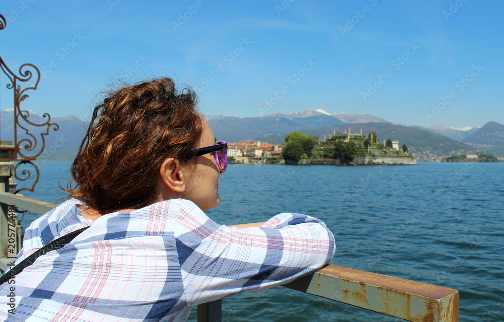 giovane donna in vacanza al lago - relax