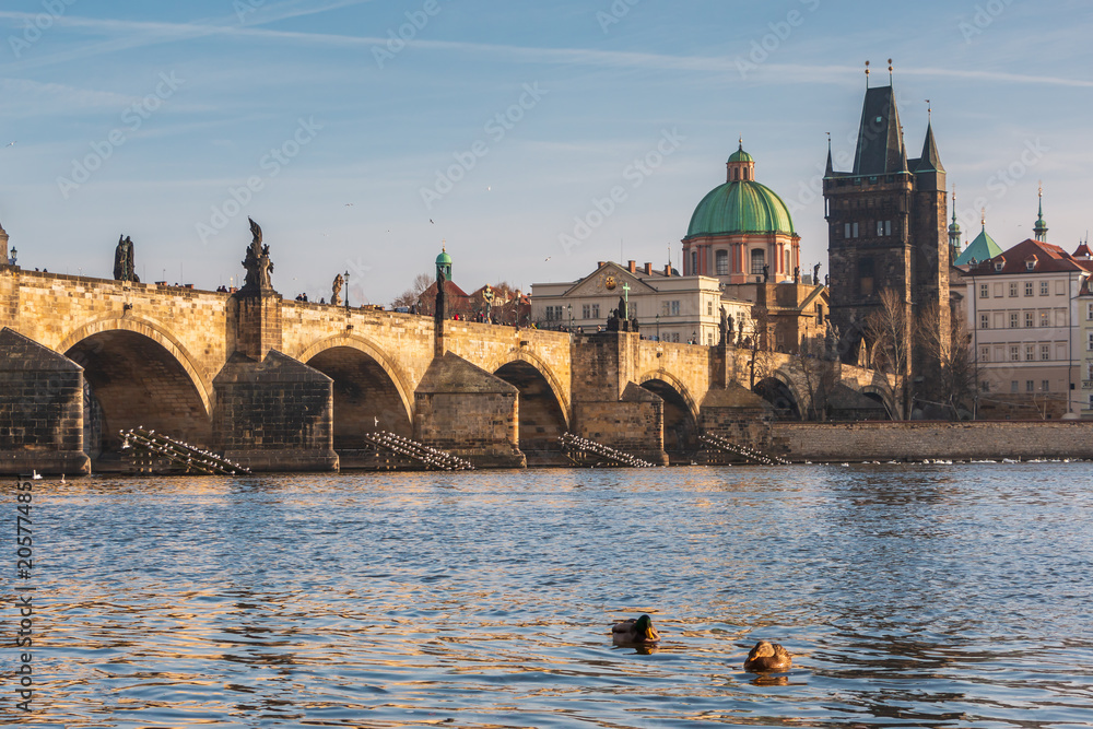 Prag an der Moldau mit Karlsbrücke und Dom in Tschechien