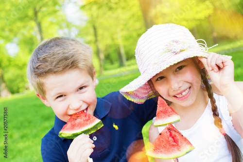 Kinder im Park mit Melone Pärchen