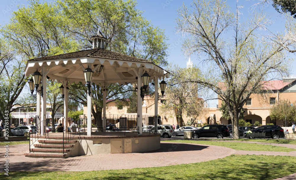 Foto de Gazebo in Old Town Albuquerque Plaza, and San Felipe de Niri