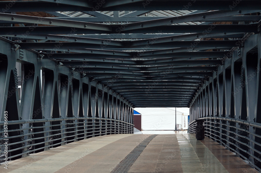 Fototapeta premium Bridge in a rainy day.