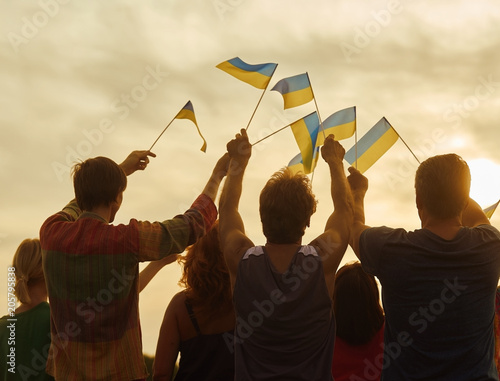 Valokuva Back view, silhouette of ukrainian people with flags