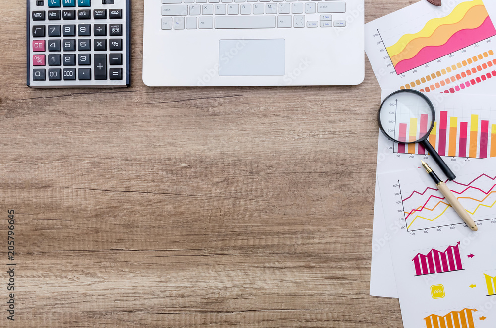 Obraz premium Finance analyst working place with magnifying glass