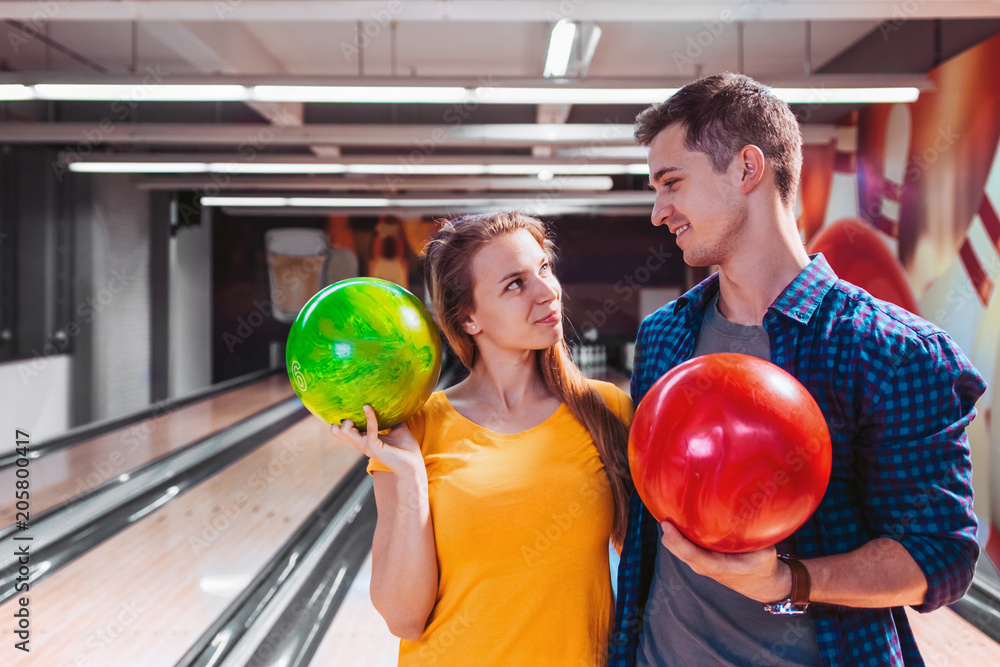 Fototapeta premium Couple at bowling alley