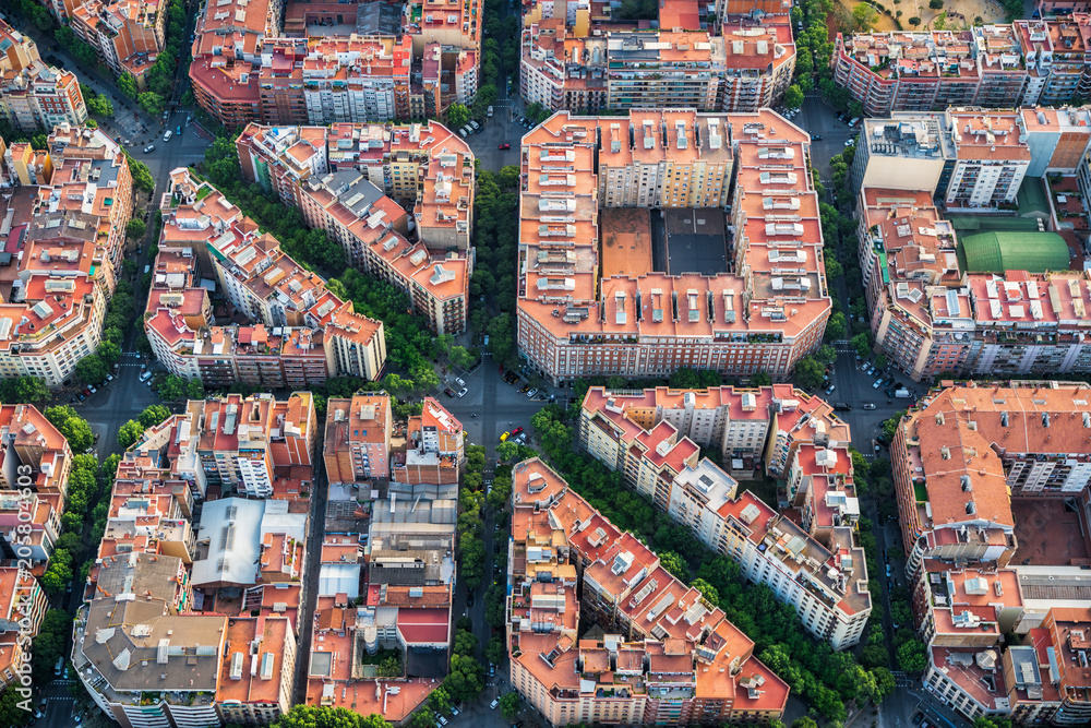 Fototapeta premium Architektura Barcelony, wysoki kąt widzenia typowej miejskiej siatki miasta, Hiszpania. Widok z lotu ptaka helikoptera