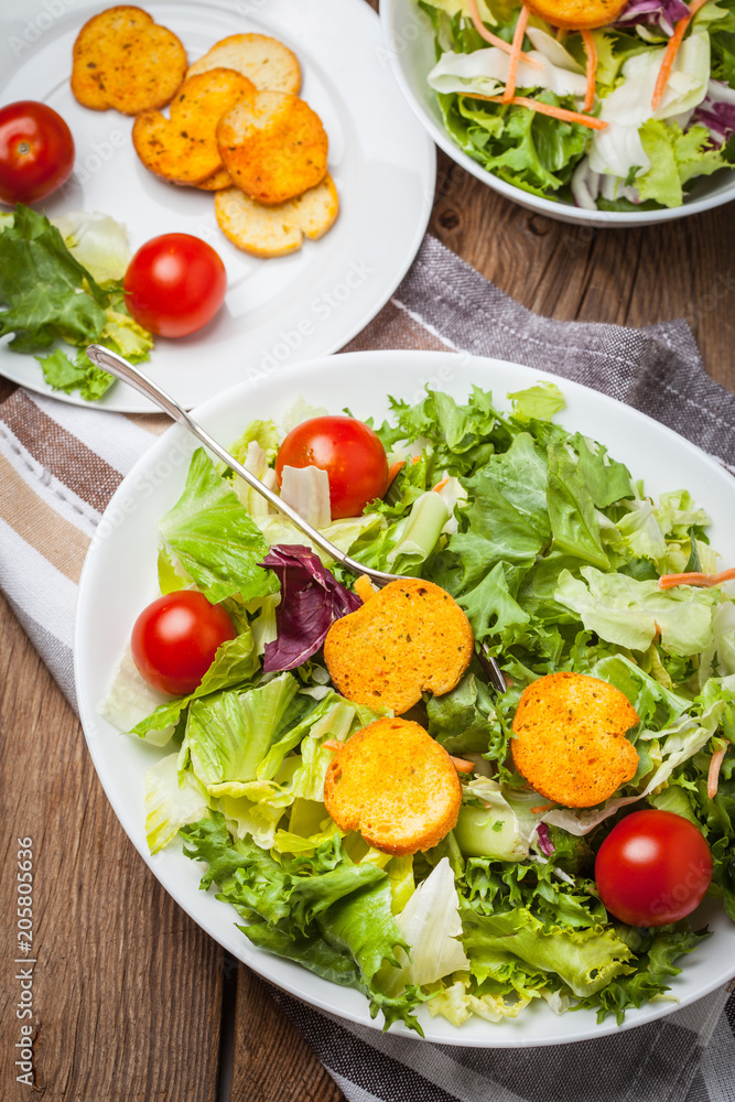 Mixed salad with croutons.