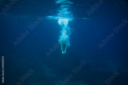 Fotografiet partial view of man diving into ocean