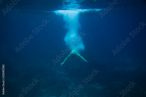 partial view of man diving into ocean Fototapet