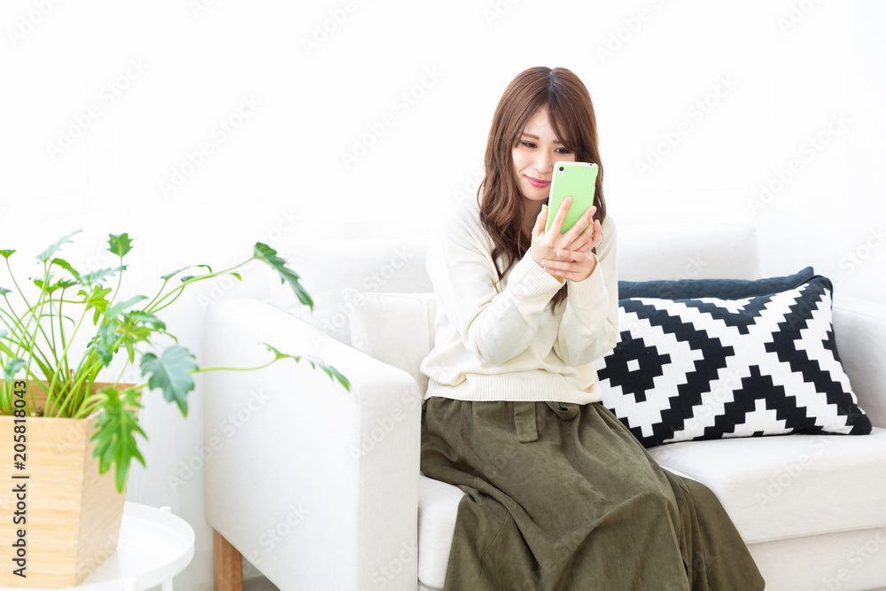 スマホを見る女性 スマホを見る女性