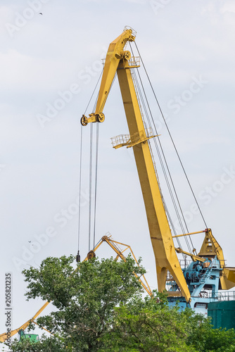 Port crane work photo