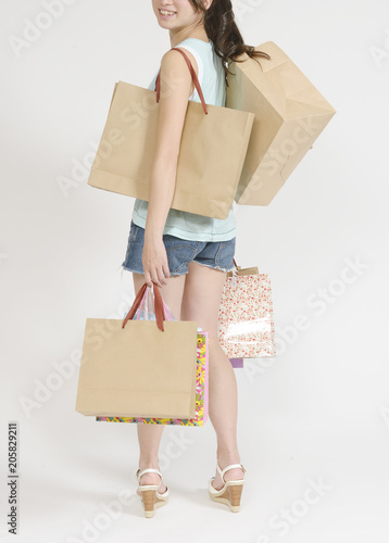 ショッピングを楽しむ若い女性