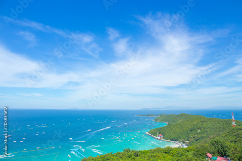 Obraz na płótnie High angle view,Beautiful views of Koh Lan, mountains and sea along the corridor of the boat, Koh Lan, Thailand w salonie