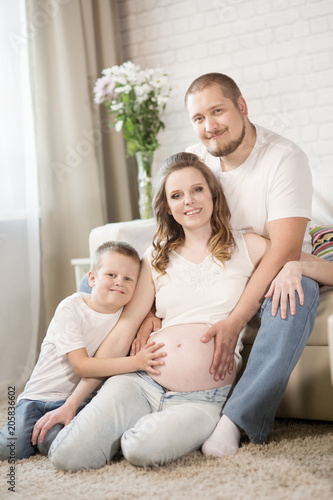 Family with a child and a pregnant mother © Evgenia Tiplyashina