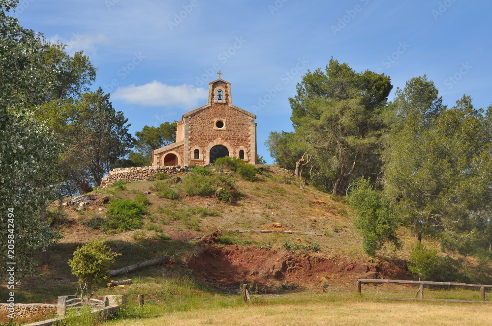 Alte Kirche aus Steinen auf spanischer Insel Menorca