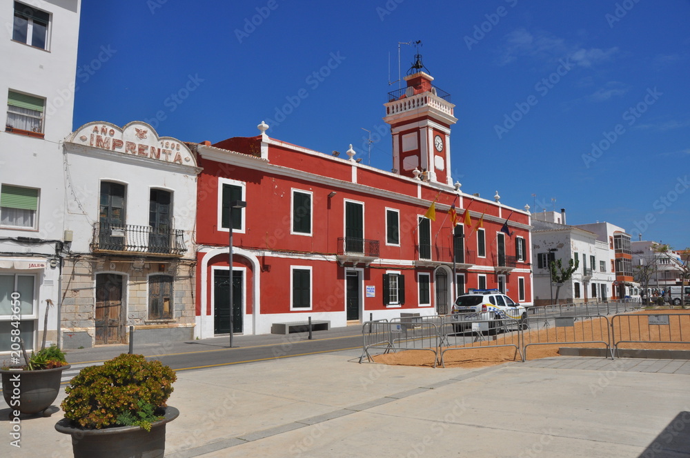 Menorca - rotes Gebäude und Kaserne in Es Castell