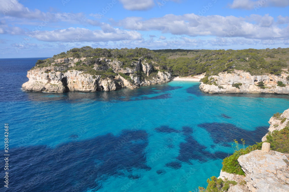 Türkises Meer in Bucht auf Menorca, Balearen - Spanien Türkises Meer in Bucht auf Menorca, Balearen - Spanien