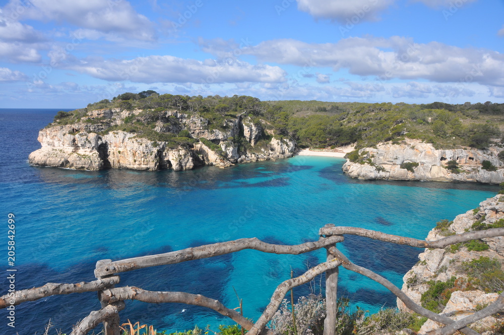 Obraz premium Türkises Meer in Bucht auf Menorca, Balearen - Spanien