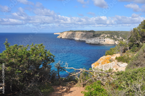 Türkises Meer in Bucht auf Menorca, Balearen - Spanien