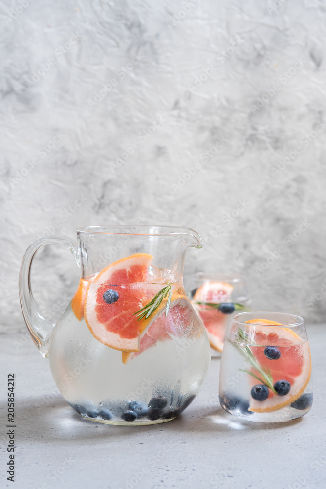 Detox water with sliced grapefruit, blueberry and herbs Detox water with sliced grapefruit, blueberry and herbs