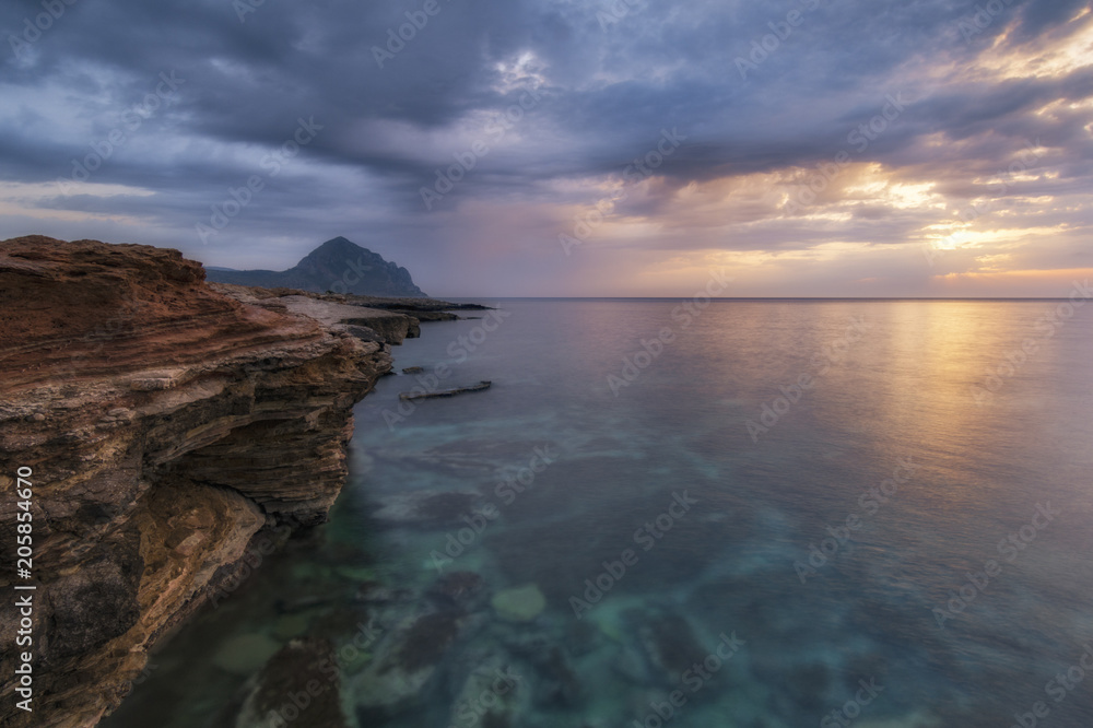 La scogliera di Macari al crepuscolo, Sicilia	
