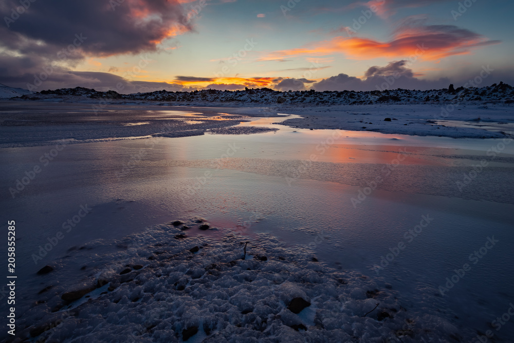 i colori di un tramonto riflessi su di un laghetto ghiacciato Islanda Europa