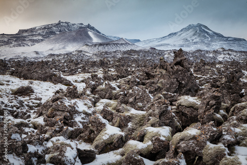una valle con cumuli di lava piovuti durante una vecchia eruzione al tramonto Islanda Europa