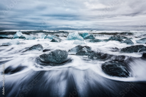 La laguna di Jokulsarlon, blocchi di ghiaccio frammentati dalle onde chiamata anche spiaggia di diamanti Islanda Europa photo