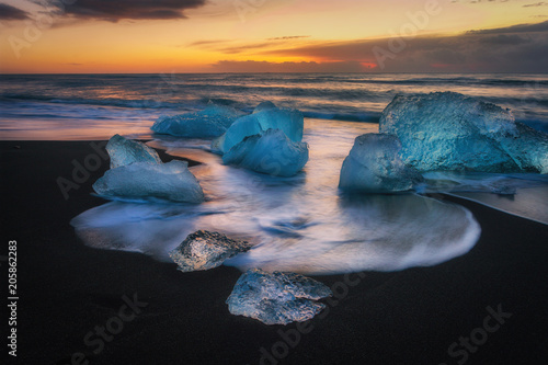 La laguna di Jokulsarlon, blocchi di ghiaccio frammentati dalle onde chiamata anche spiaggia di diamanti Islanda Europa photo