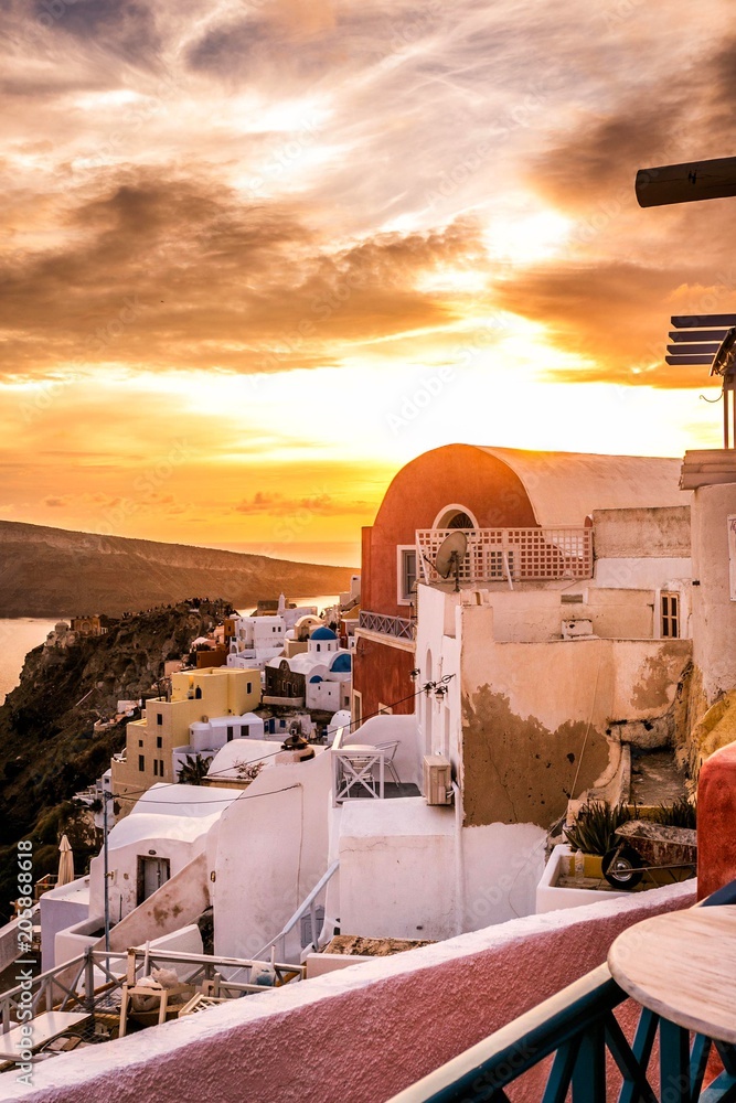 Dramatic and beautiful sunset over Oia, Santorini, Greece - obrazy, fototapety, plakaty 