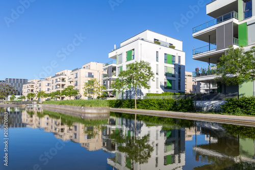 Modernes Wohngebiet in einer Parkanlage