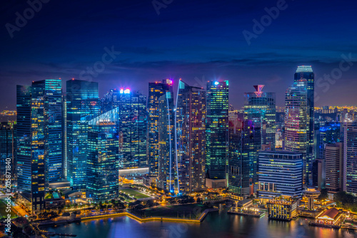 Fototapeta Naklejka Na Ścianę i Meble -  Singapore Skyline and view of skyscrapers on Marina Bay at twilight time.