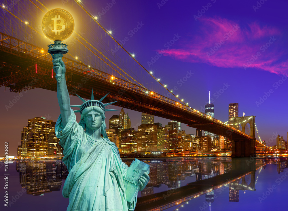 Fototapeta premium New york skyline with liberty holding bitcoin