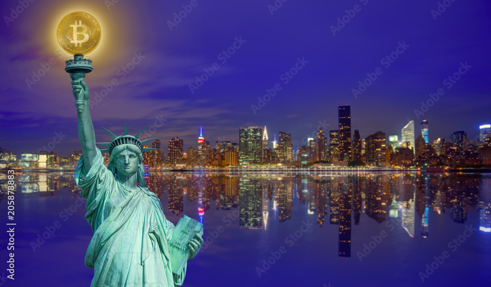 Obraz premium New york skyline with liberty holding bitcoin