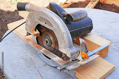Working manual circular saw