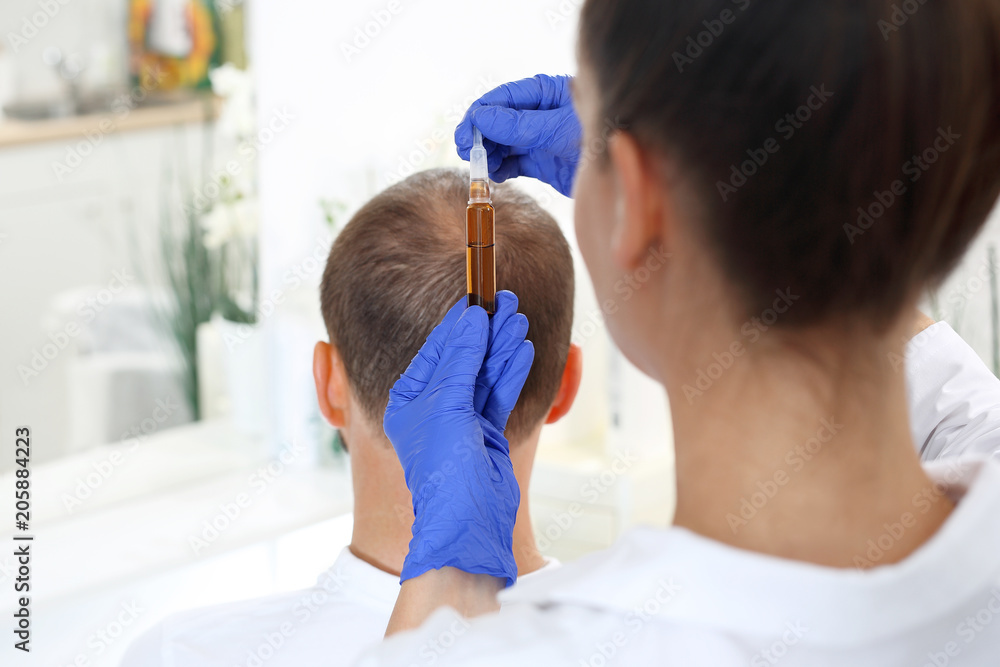 Obraz premium Ampułka do włosów. Odżywianie skóry głowy przez aplikowanie preperatów kosmetycznych.