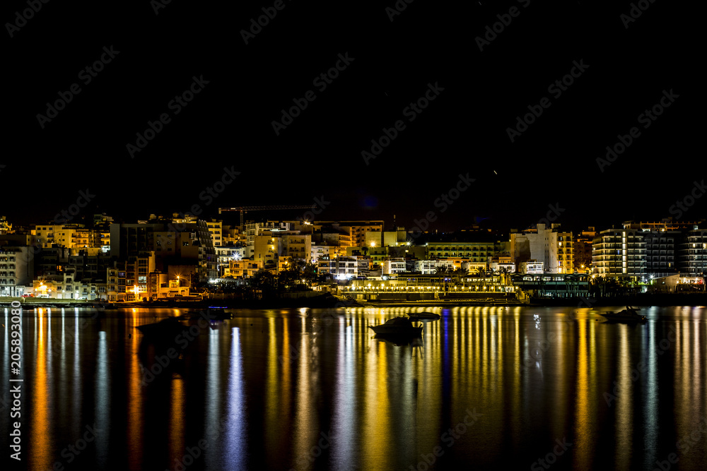 Ciudad en Malta de noche