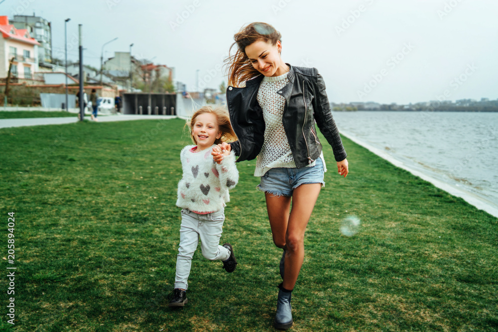 Obraz premium Mother with her little daughter have fun in the park