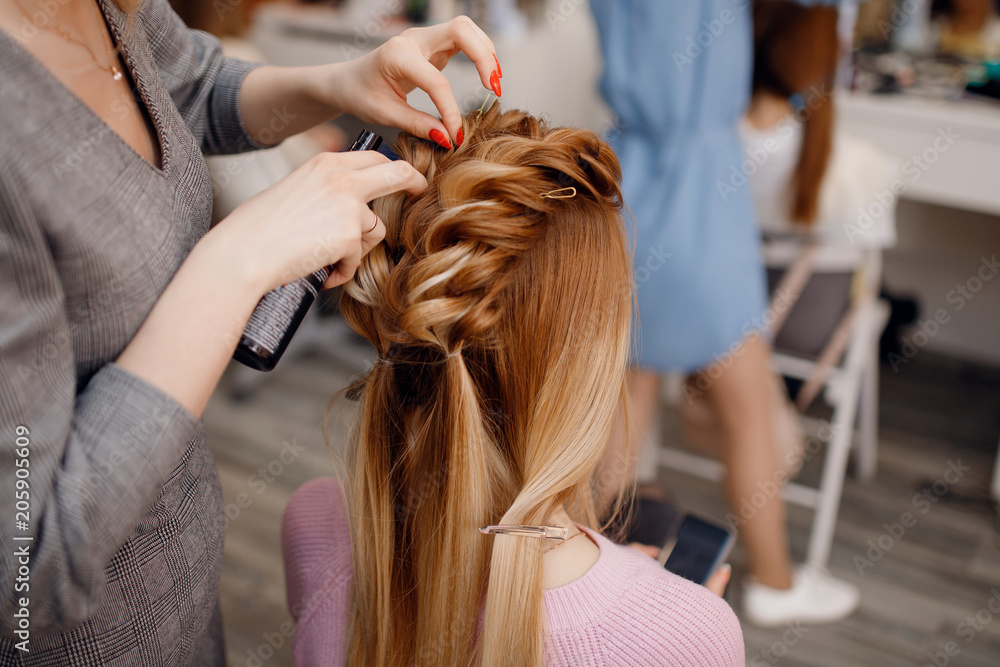 Naklejka premium Woman teacher helping students girl training to hairdressers