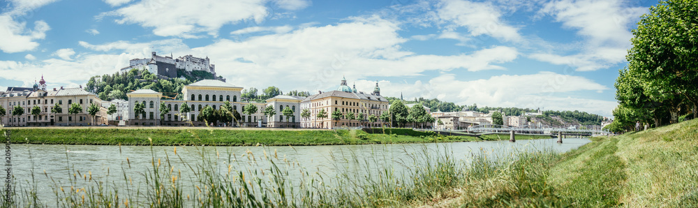 Panorama Salzburger Altstadt: Universität Salzburg, Festung Hohensalzburg, Salzach