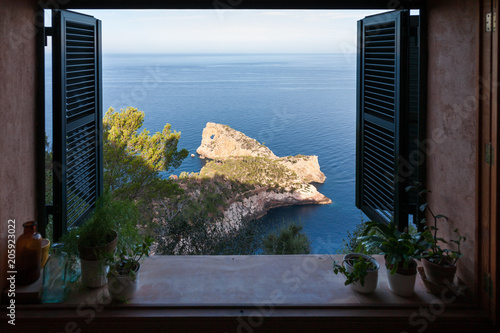 Fototapeta Nabrzeżny widok Przez okno okno w Majorca, Hiszpania