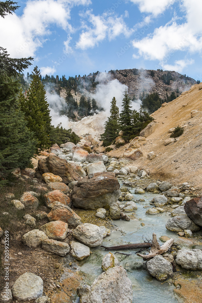 Obraz premium Bumpass Hell Lassen Volcanic Stream Water Nature California