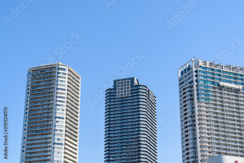 隅田川沿いの高層マンション High-rise condominium © kurosuke
