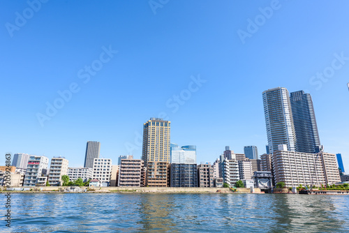 隅田川沿いの高層マンション High-rise condominium in Tokyo © kurosuke