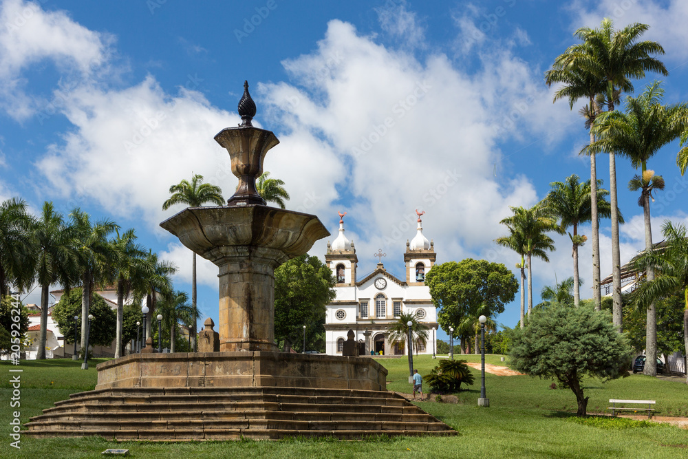 Obraz premium View of square with fountain and church in the historic city of Vassouras, Rio de Janeiro on sunny day.