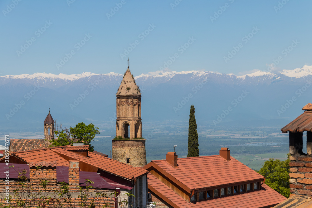 Obraz premium View on the Sighnaghi town and Caucasian mountains, Georgia