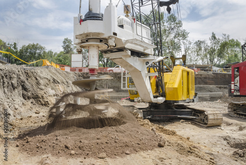 Foto Driller removing earth with huge auger