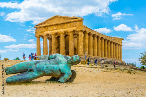 Tableau sur toile Statue of fallen Icaro in front of the Concordia temple in the Valley of temples