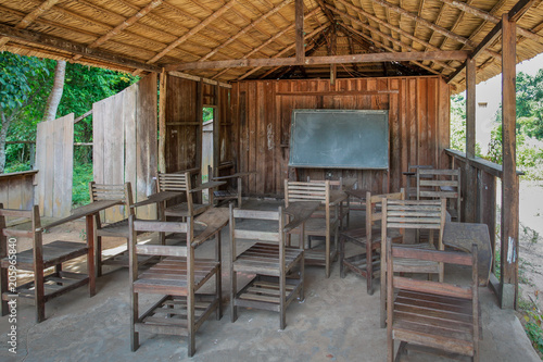 Wooden school and straw roof in a village in the Brazilian Amazon. © Imago Photo