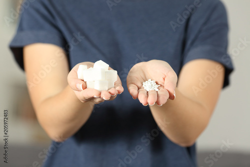 Canvastavla Woman hands holding sugar cubes and saccharin pills