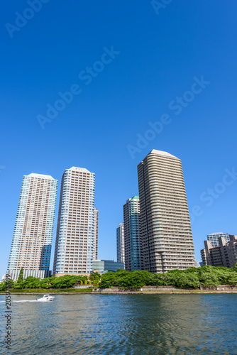 隅田川沿いの高層マンション High-rise condominium in Tokyo © kurosuke